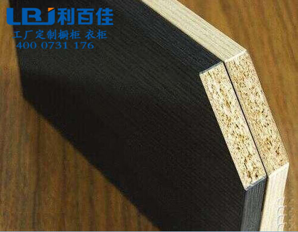 先收藏吧，定制整體衣柜柜體選材之實(shí)木顆粒板